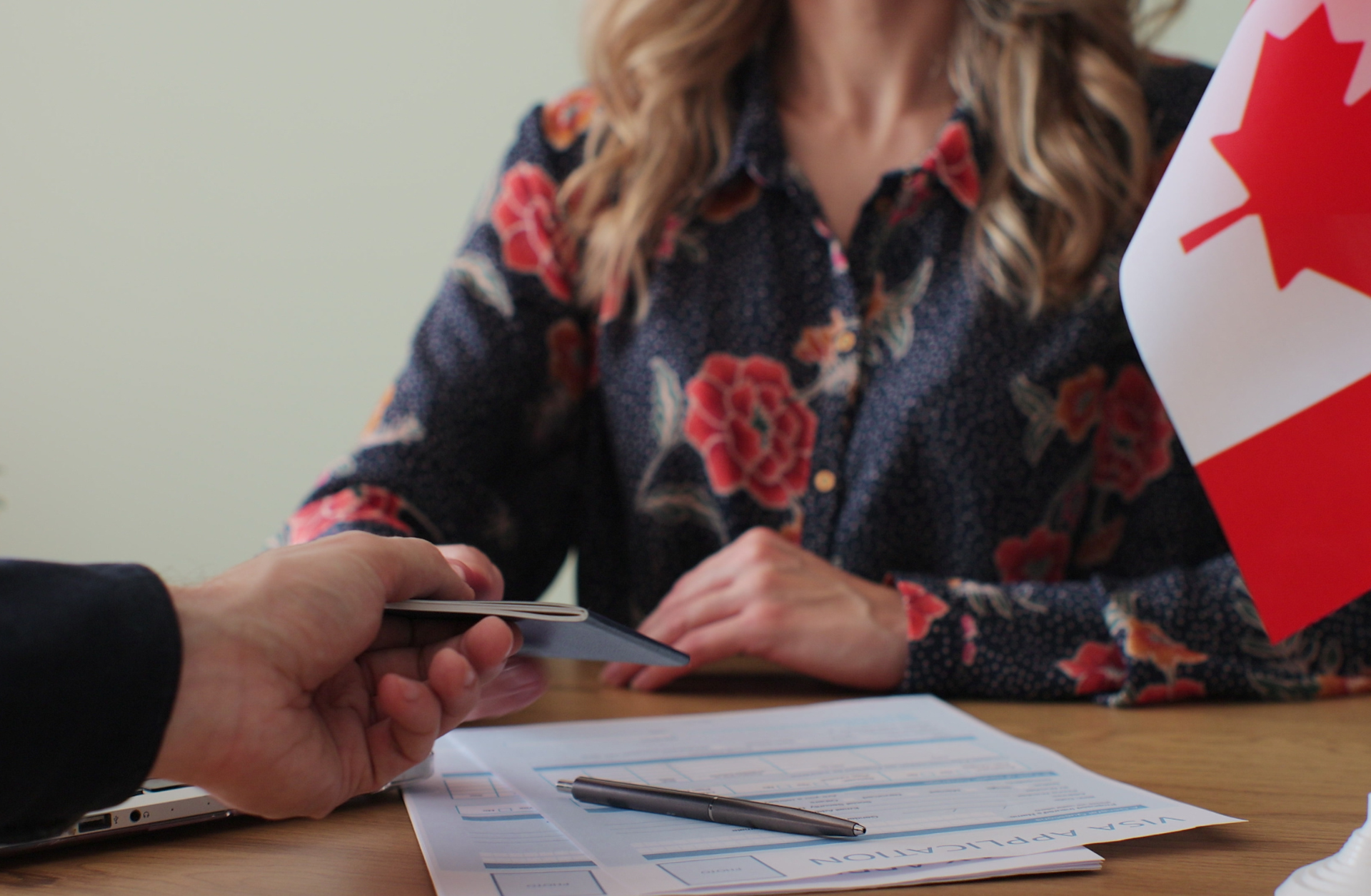 Après 3 ans de résidence permanente, vous pouvez demander la citoyenneté canadienne.